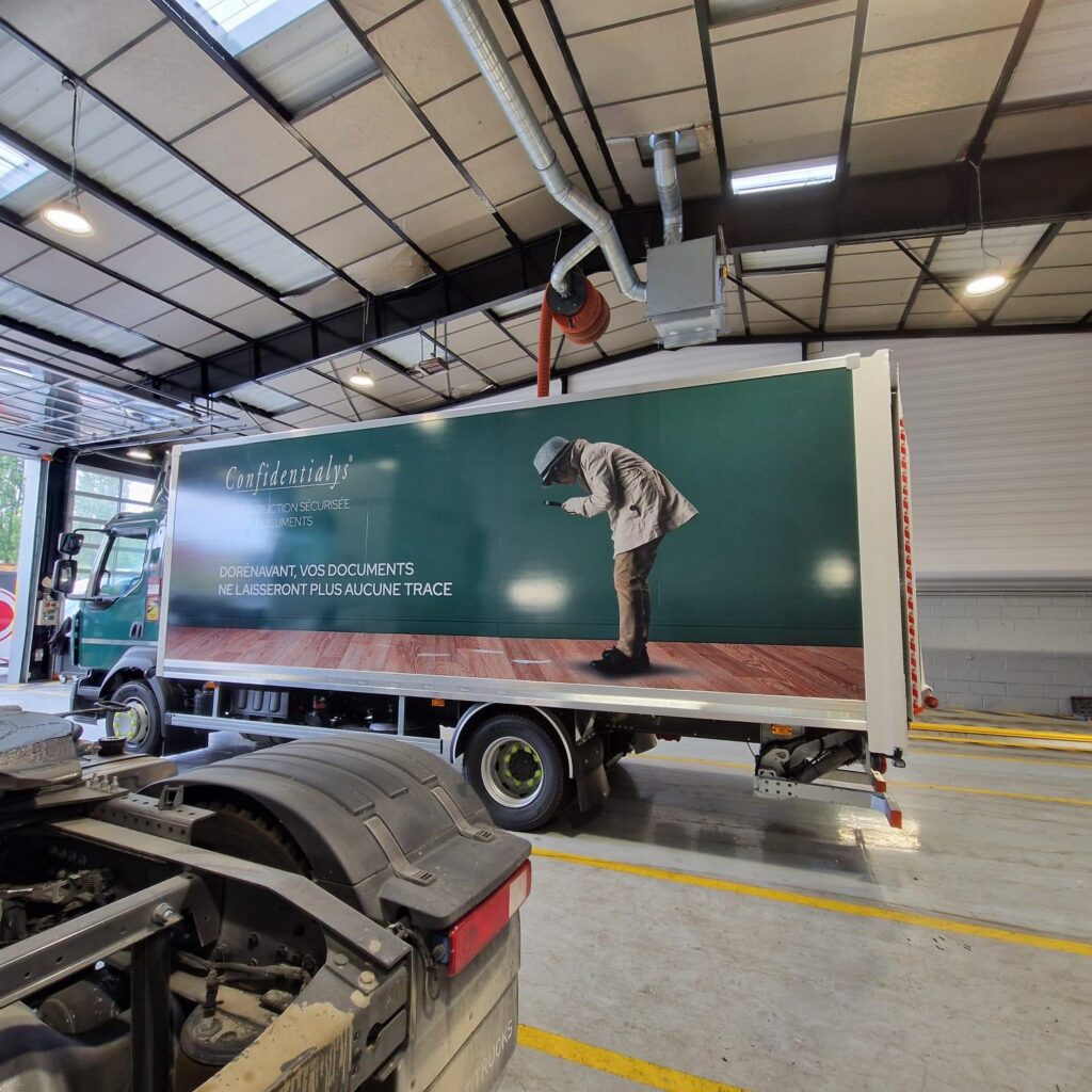 Photo d'un covering camion côte